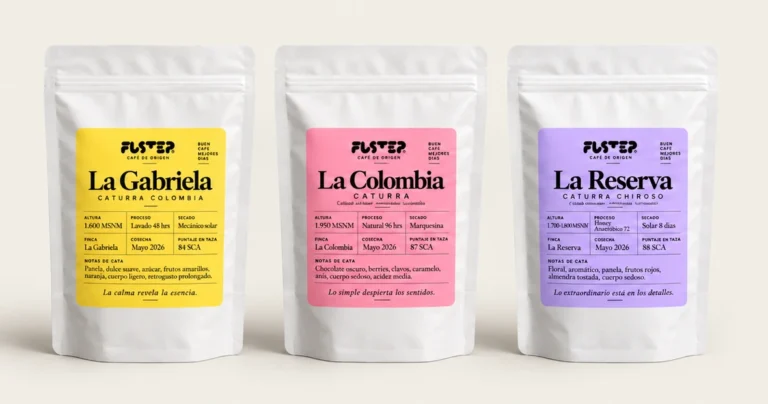 Tres bolsas de café Fustep: La Gabriela, La Colombia y La Reserva sobre fondo crema