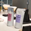 Dos bolsas de café FUSTEP presentadas sobre una barra