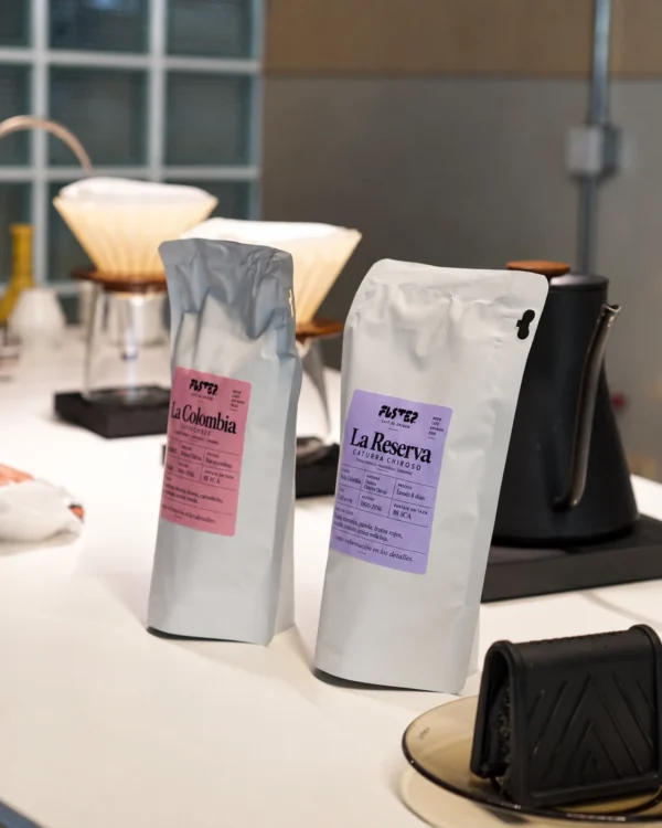 Dos bolsas de café FUSTEP presentadas sobre una barra