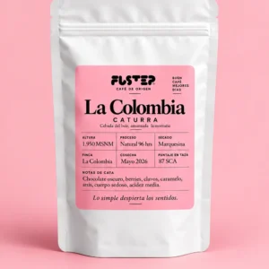 Bolsa de café FUSTEP La Colombia Caturra Natural sobre fondo rosado