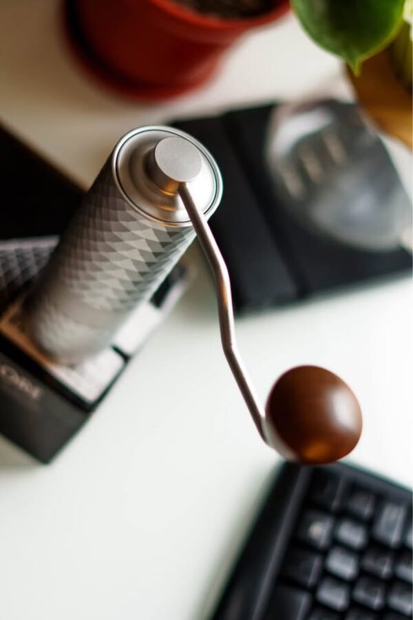 Molinillo manual Havmore G2 Silver, vista superior de manivela metálica con mango de madera
